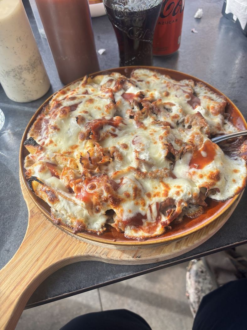 Kebab de ternera con queso fundido servido en cazuela de barro