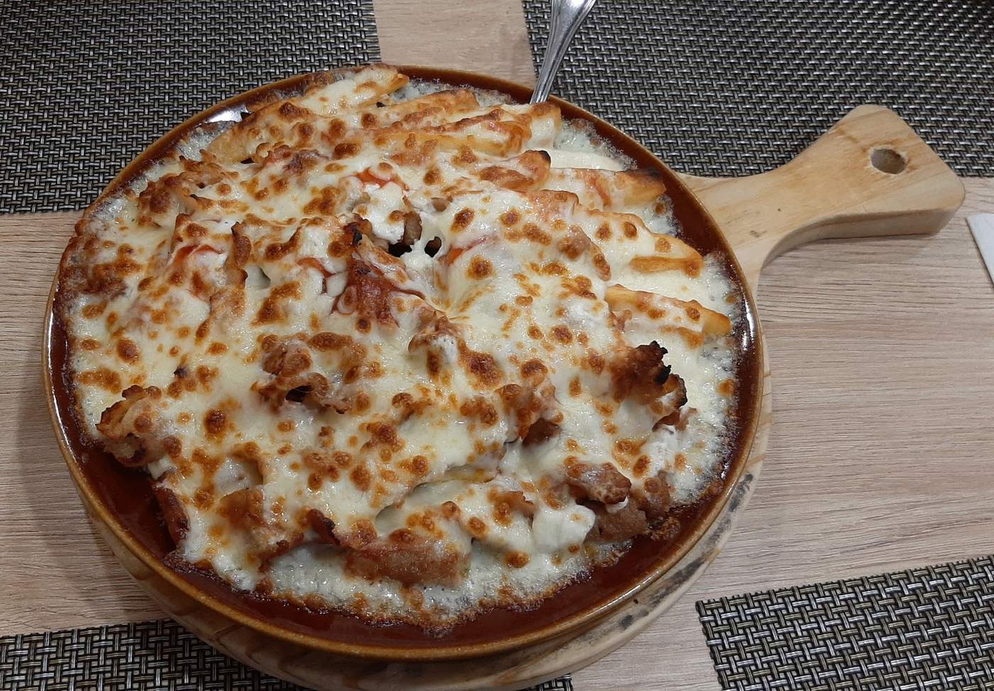 Macarrones con carne picada y queso gratinados al horno